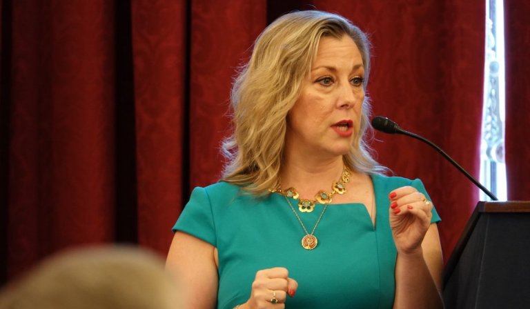 Horn tops GOP challengers in 3rd quarter fundraising