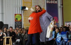 ‘QueerEye’ star supports Elizabeth Warren in Iowa QueerEye