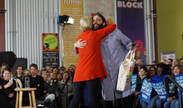 ‘QueerEye’ star supports Elizabeth Warren in Iowa